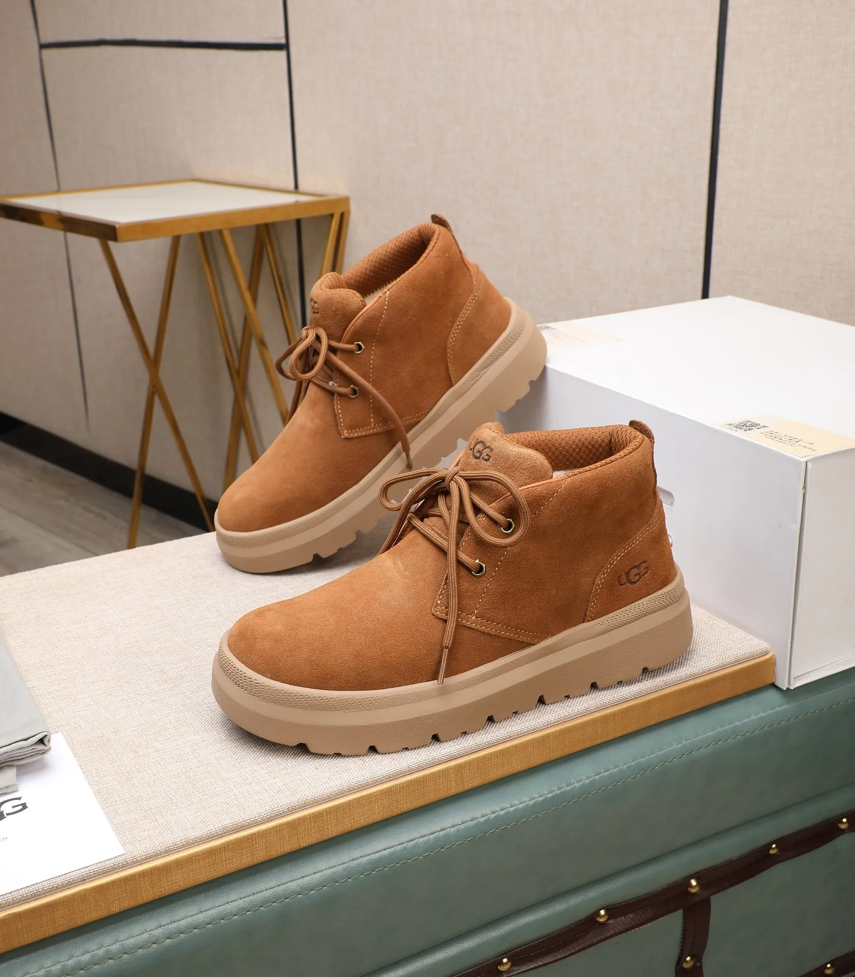 Men's shoes 💰620 Please note the quality of the original order and compare the thickness of the wool 🏮🏮 Popular UGG from Australia's warm luxury brand men's shoes, the official website is synchronized, Beckham men's style..., made of imported top-layer waxed cowhide, waxed toe cap, Australian genuine wool velvet lining Carefully sewn...Imported rubber Martin boots outsole (comfortable, soft and wear-resistant). I really like the quality..Exquisite workmanship. You can't put it down at first sight. Size 39-44